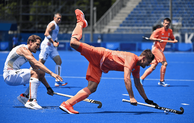 Foto van mensen die hockeyen