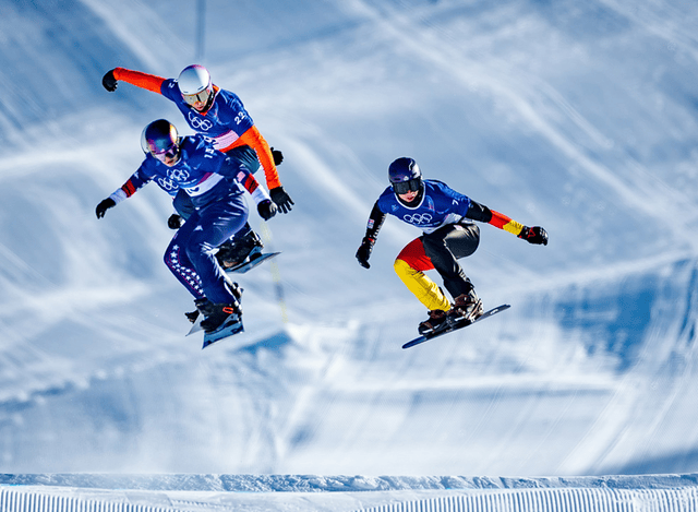 Foto van mensen die snowboarden